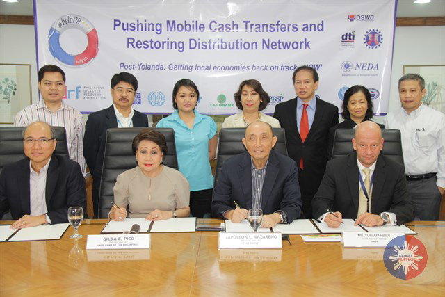 Signing agreement helpPH UNDP photo