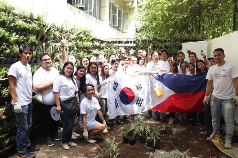 3 LG Philippines¹ Managing Director Mr. Inkwun Heo with LG Philippines volunteers