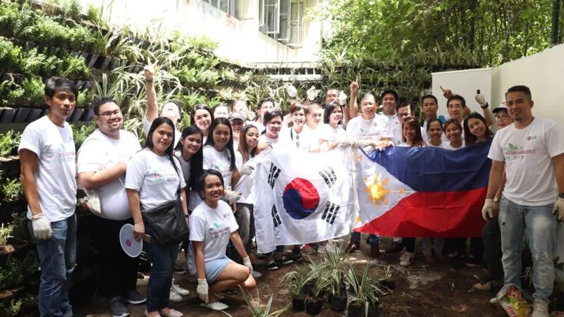 3 LG Philippines¹ Managing Director Mr. Inkwun Heo with LG Philippines volunteers