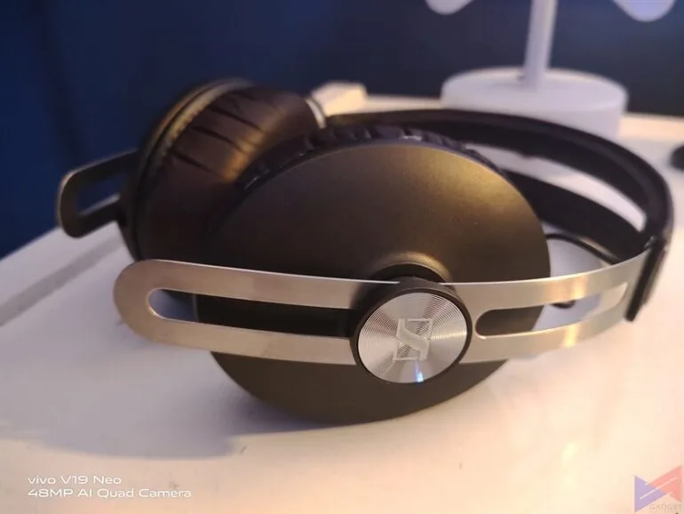 V19 Neo headphones 2 night mode