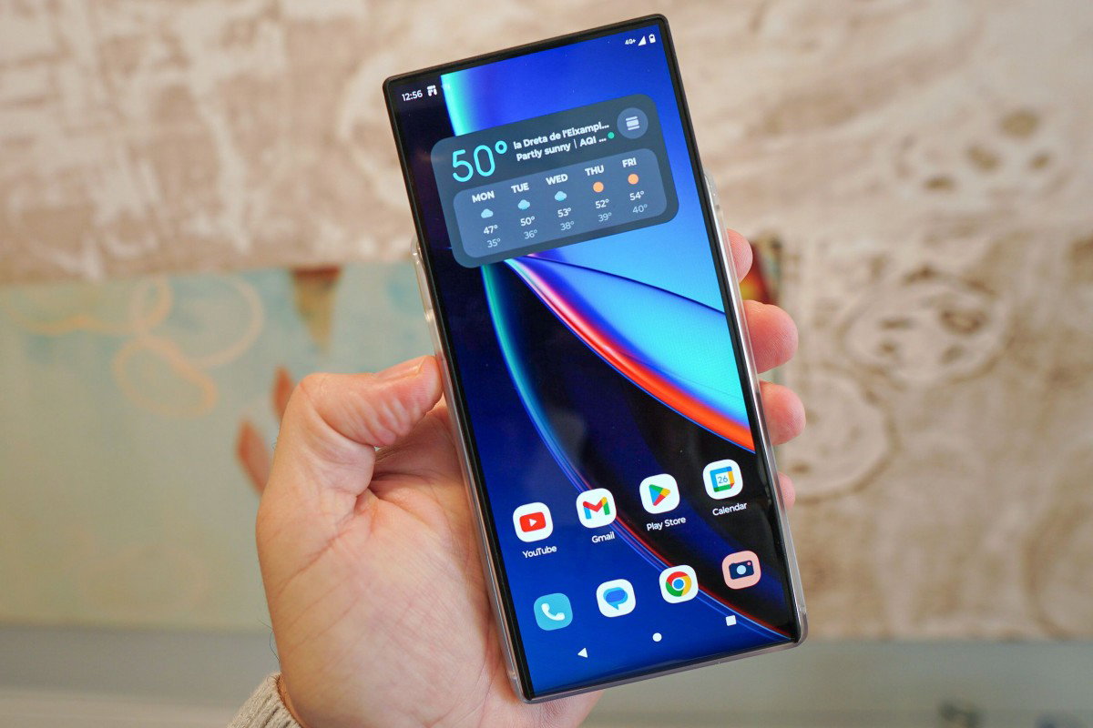 Motorola-Moto-Rizr-rollable-Concept-Phone-2
