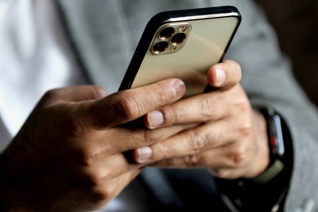 Apple-bans-employees-ChatGPT
