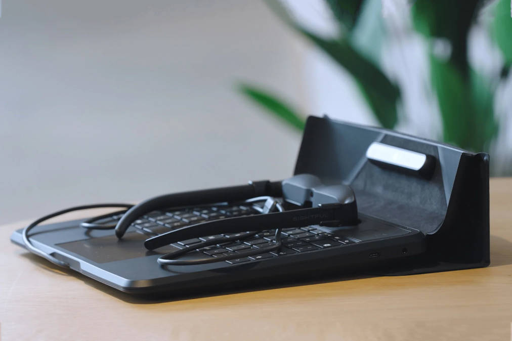 Spacetop-is-an-AR-laptop-with-no-physical-screen