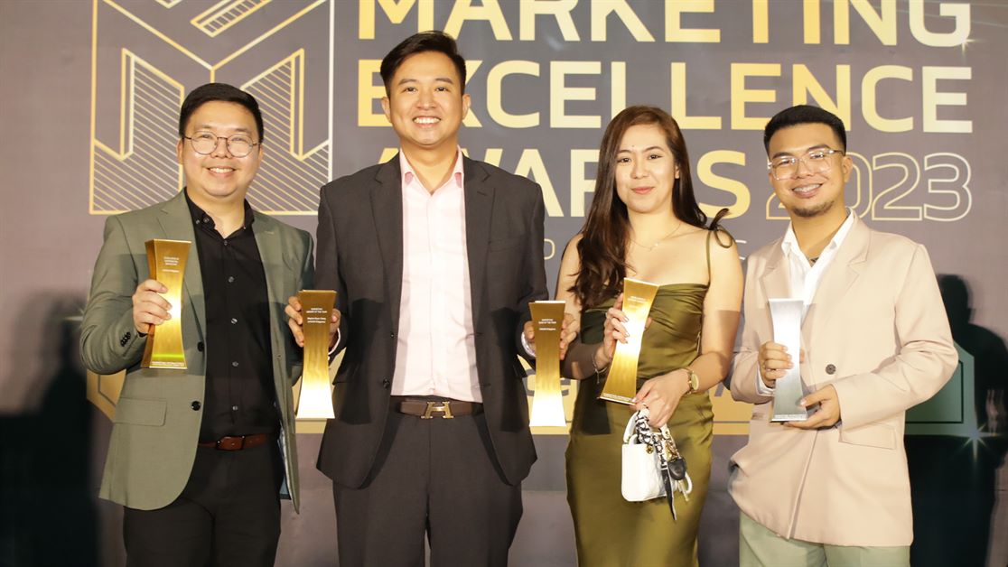 Main KV HONOR Philippines PR Manager Pao Oga, Vice President Stephen Cheng, Brand Manager Joepy Libo on, Sr. PR Officer Denis Santos at MEA 2023