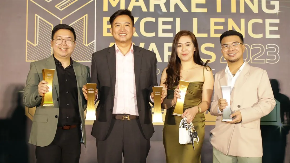 Main KV HONOR Philippines PR Manager Pao Oga, Vice President Stephen Cheng, Brand Manager Joepy Libo on, Sr. PR Officer Denis Santos at MEA 2023