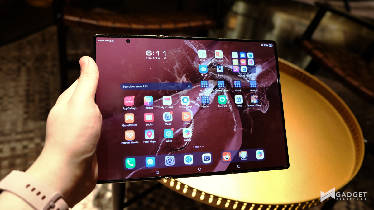 HUAWEI Mate XT hands on and first impressions display unfolded