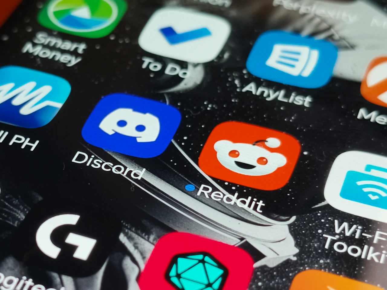 CICC Orders Reddit, Discord to Set Up Local Office in PH