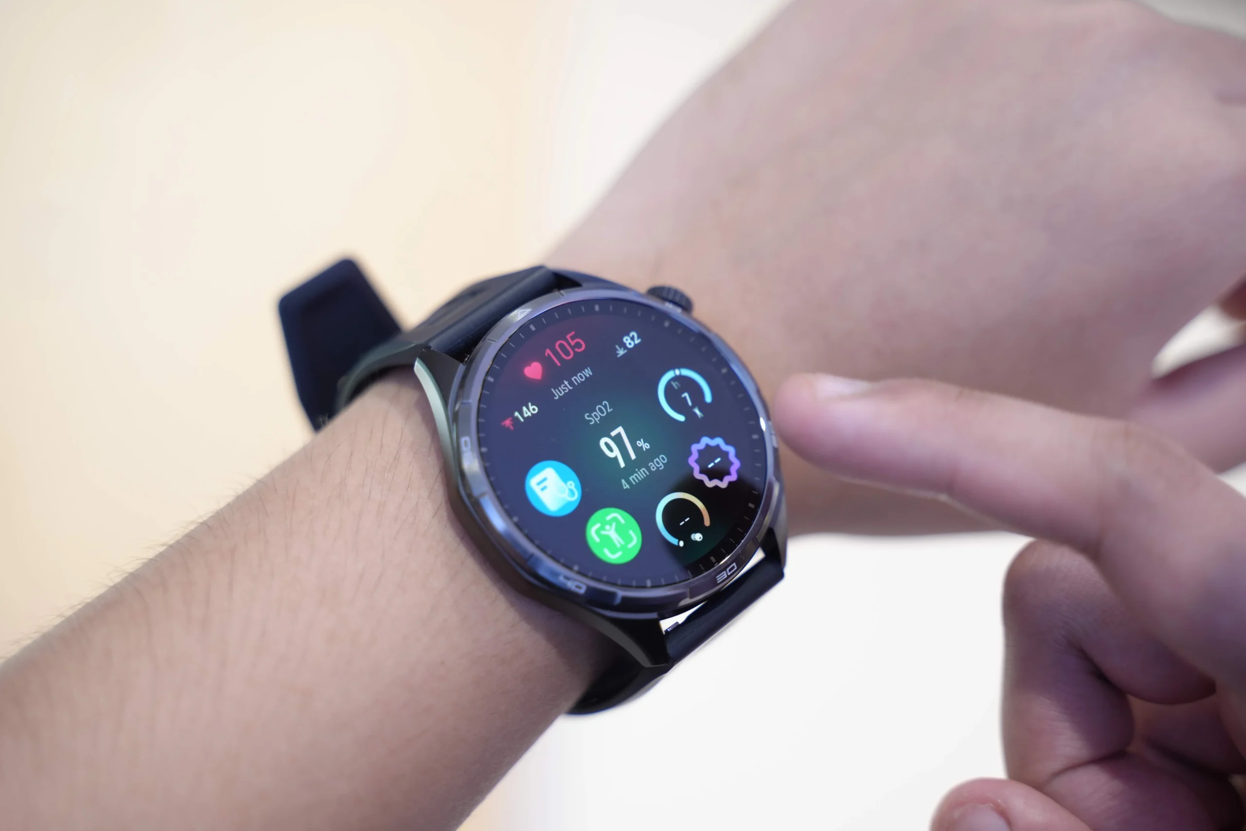 Close-up of the HONOR Watch 6 hybrid display showing workout tracking data