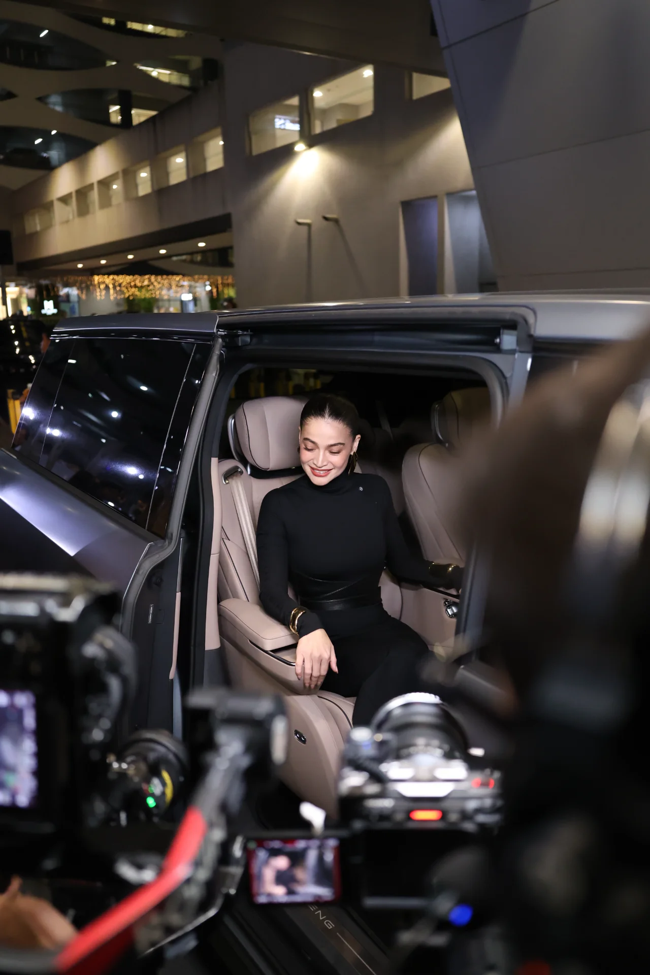 Anne Curtis checks out the XPENG X9 2