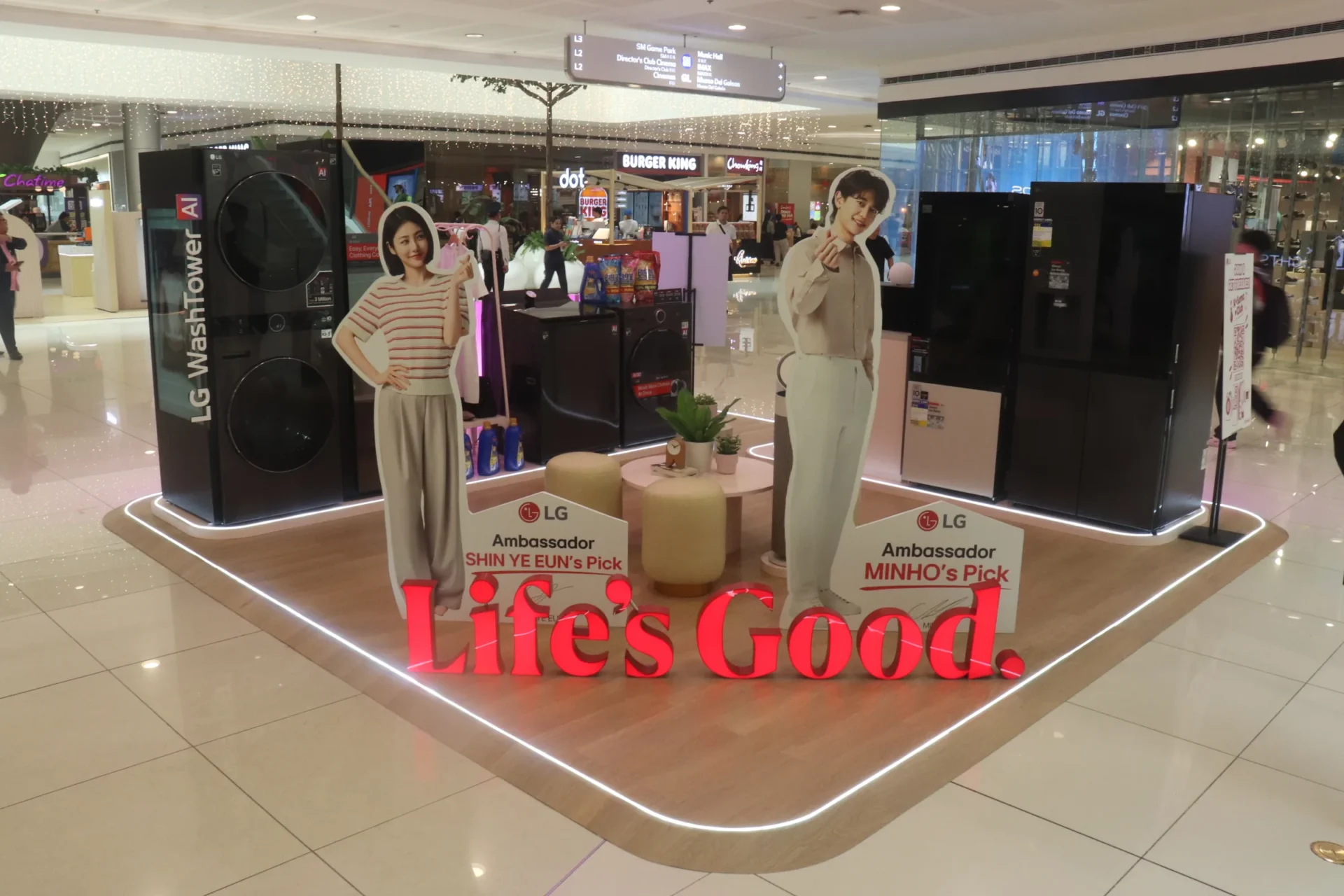 Mallgoers viewing LG home appliances at the LG Home Solutions Exhibit Display