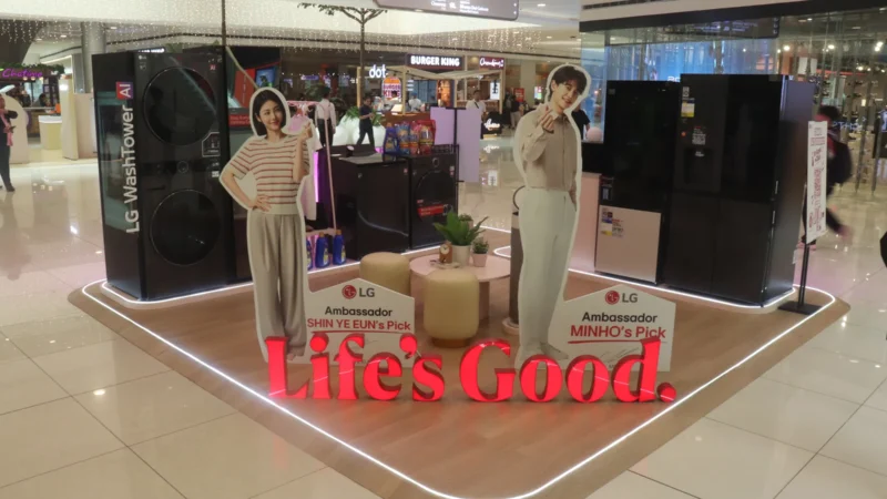 Mallgoers viewing LG home appliances at the LG Home Solutions Exhibit Display
