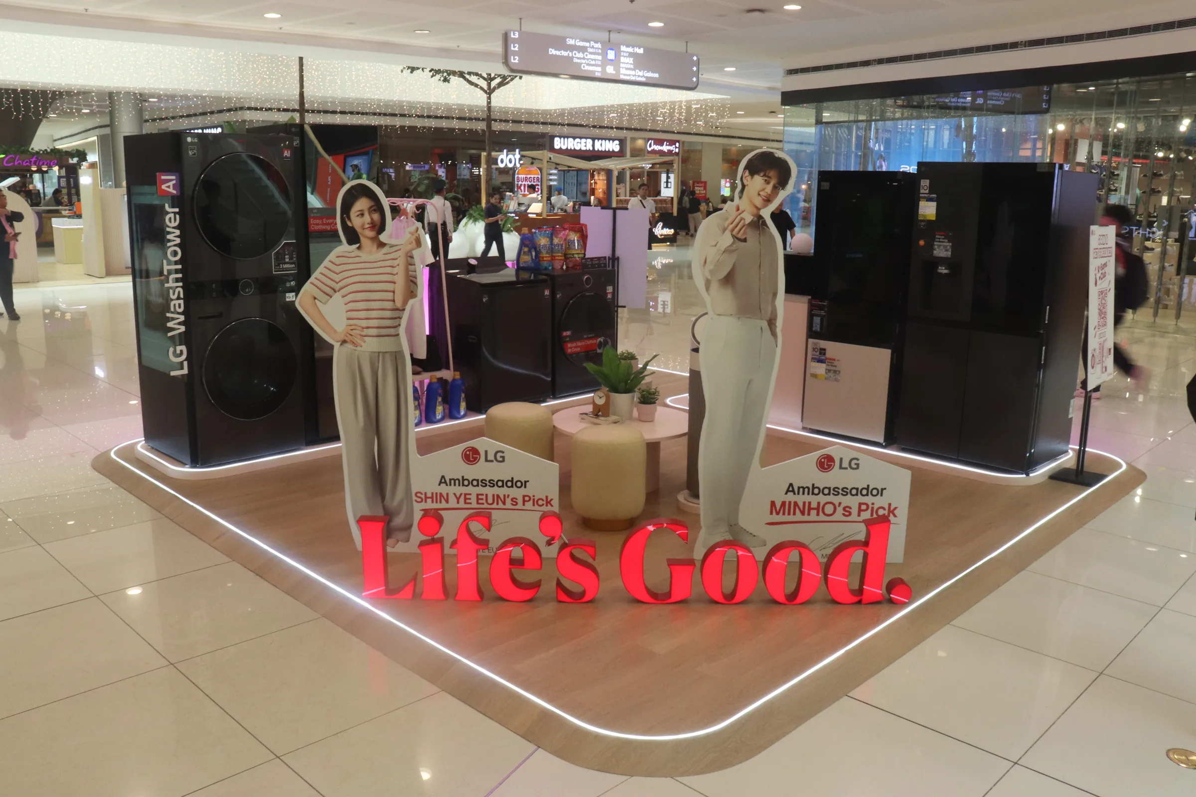 Mallgoers viewing LG home appliances at the LG Home Solutions Exhibit Display