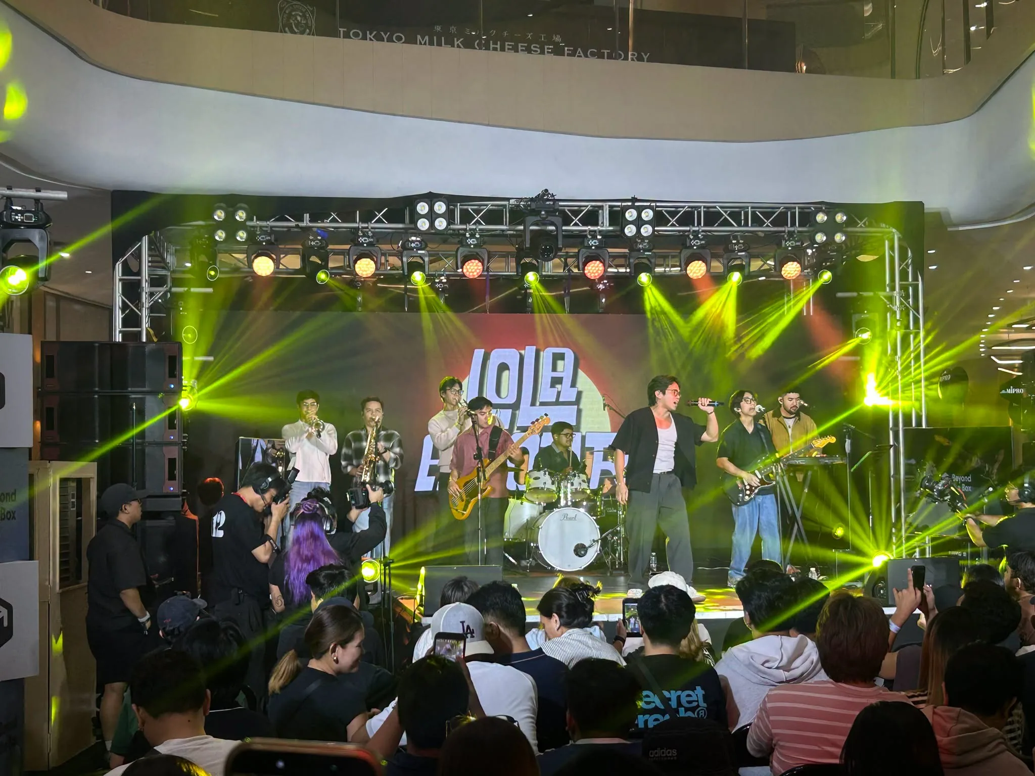 Live band performance during the iPhone 18 Pro midnight launch at a Metro Manila mall